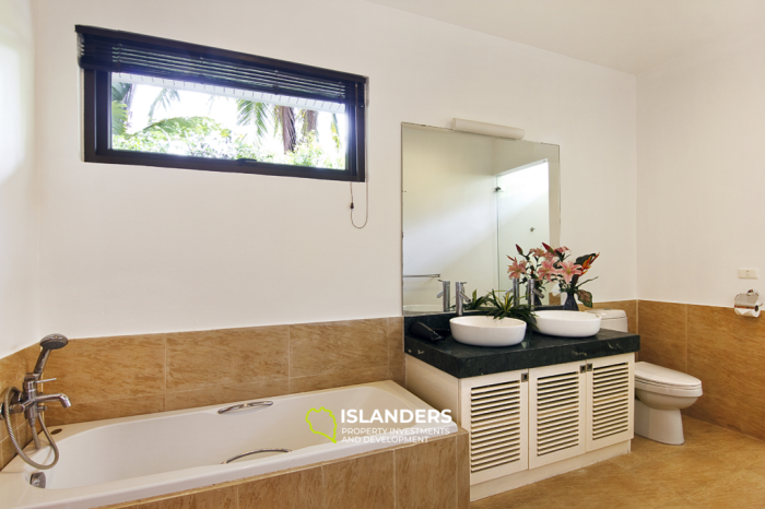 Geräumige 3-Zimmer-Villa mit Pool, großem Balkon und Wohnzimmer.