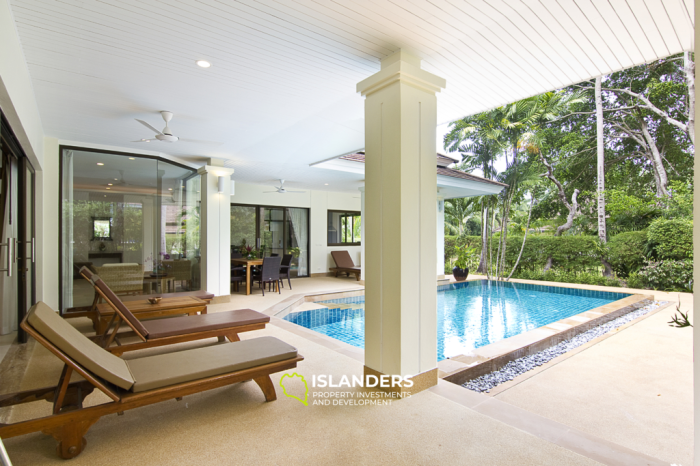 Geräumige 3-Zimmer-Villa mit Pool, großem Balkon und Wohnzimmer.