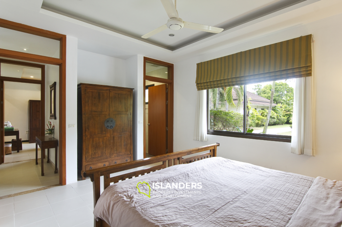 Geräumige 3-Zimmer-Villa mit Pool, großem Balkon und Wohnzimmer.