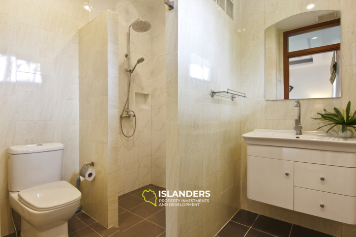 Geräumige 3-Zimmer-Villa mit Pool, großem Balkon und Wohnzimmer.