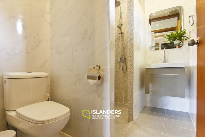 Geräumige 3-Zimmer-Villa mit Pool, großem Balkon und Wohnzimmer.