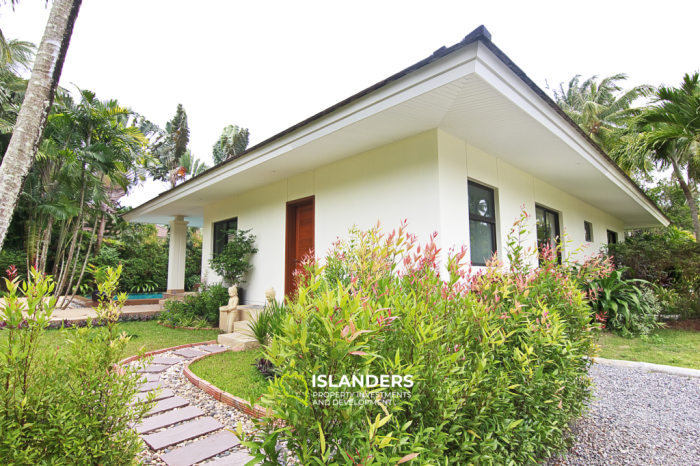Geräumige 3-Zimmer-Villa mit Pool, großem Balkon und Wohnzimmer.