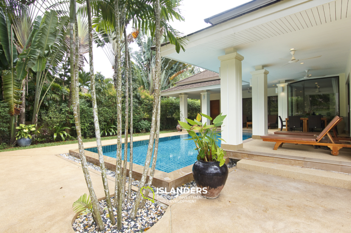 Geräumige 3-Zimmer-Villa mit Pool, großem Balkon und Wohnzimmer.