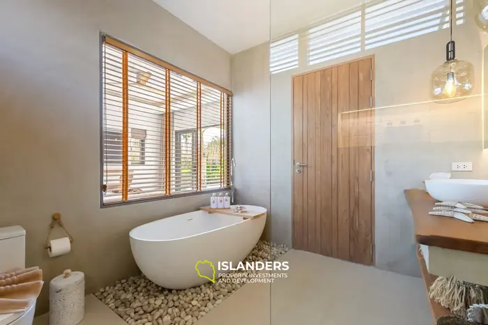 New 3 bdrm pool villa within walking distance to Fisherman's Village