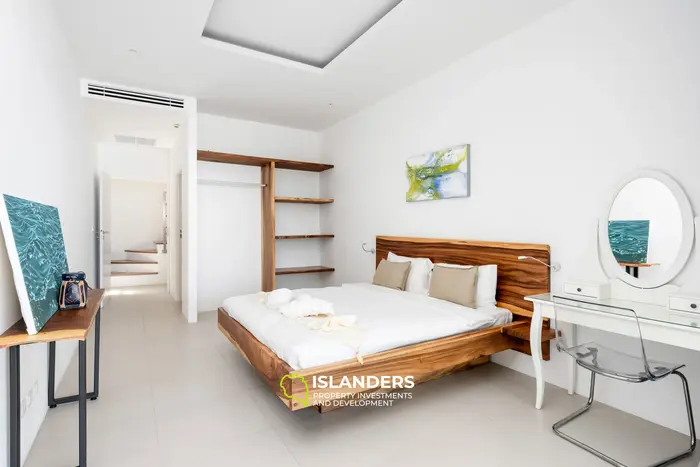 Villa avec piscine de 3 chambres offrant une vue sur plusieurs baies et îles.