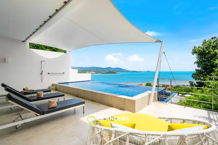 Villa avec piscine de 3 chambres offrant une vue sur plusieurs baies et îles.