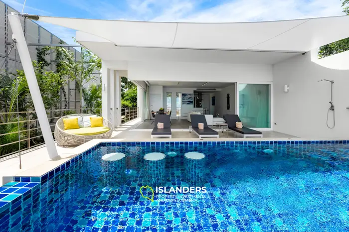 Villa avec piscine de 3 chambres offrant une vue sur plusieurs baies et îles.