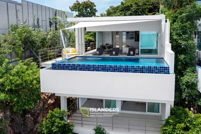 Villa avec piscine de 3 chambres offrant une vue sur plusieurs baies et îles.