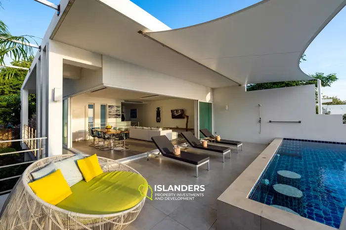 Villa avec piscine de 3 chambres offrant une vue sur plusieurs baies et îles.