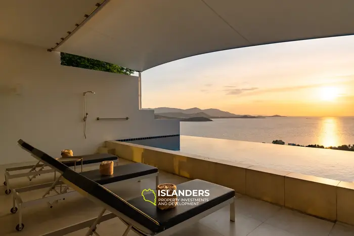 Villa avec piscine de 3 chambres offrant une vue sur plusieurs baies et îles.