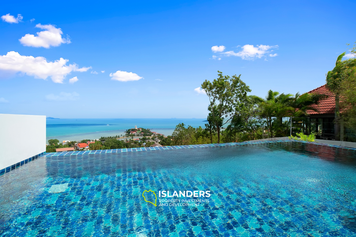 Villa avec piscine de 3 chambres offrant une vue sur plusieurs baies et îles.