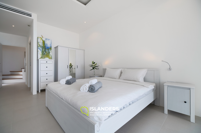 Villa avec piscine de 3 chambres offrant une vue sur plusieurs baies et îles.