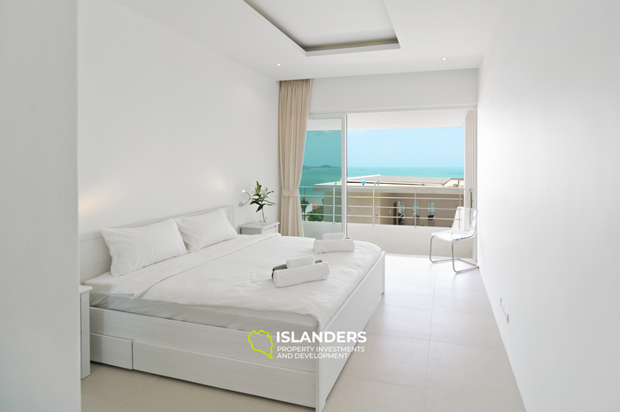 Villa avec piscine de 3 chambres offrant une vue sur plusieurs baies et îles.