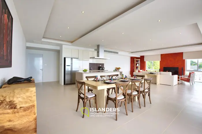Panoramic penthouse 3 bdrm with pool and 180 degree sea view