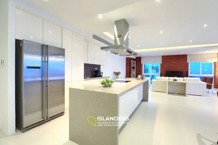 Panoramic penthouse 3 bdrm with pool and 180 degree sea view