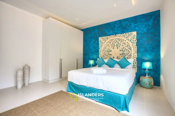Panoramic penthouse 3 bdrm with pool and 180 degree sea view