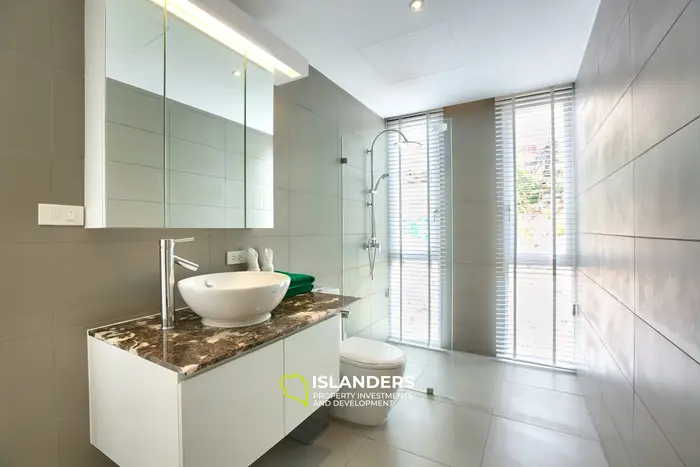 Panoramic penthouse 3 bdrm with pool and 180 degree sea view
