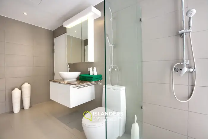 Panoramic penthouse 3 bdrm with pool and 180 degree sea view