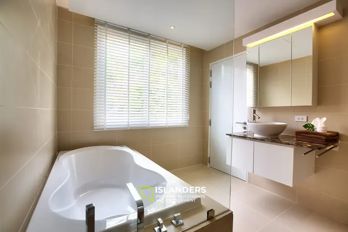 Panoramic penthouse 3 bdrm with pool and 180 degree sea view
