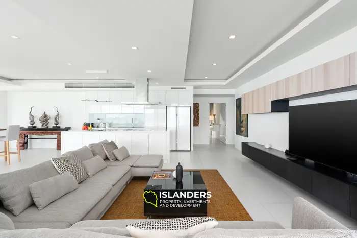Penthouse 3 bdrm with pool and sea view after complete renovation