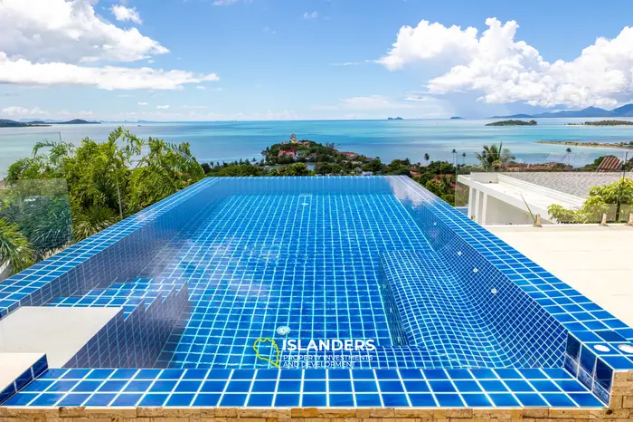 Poolvilla mit 2 Schlafzimmern und Panoramablick auf das Meer und den Sonnenuntergang.