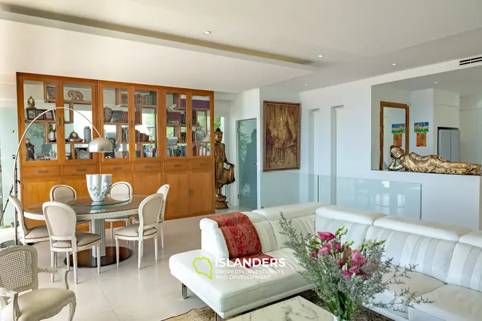 Poolvilla mit 2 Schlafzimmern und Panoramablick auf das Meer und den Sonnenuntergang.