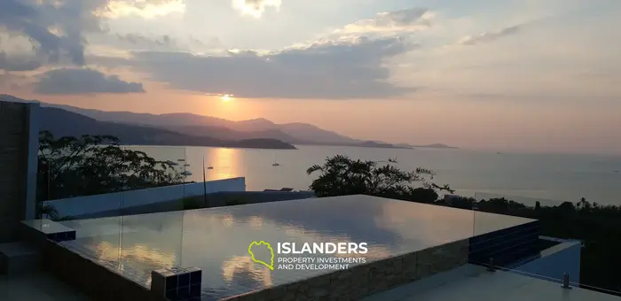 Poolvilla mit 2 Schlafzimmern und Panoramablick auf das Meer und den Sonnenuntergang.