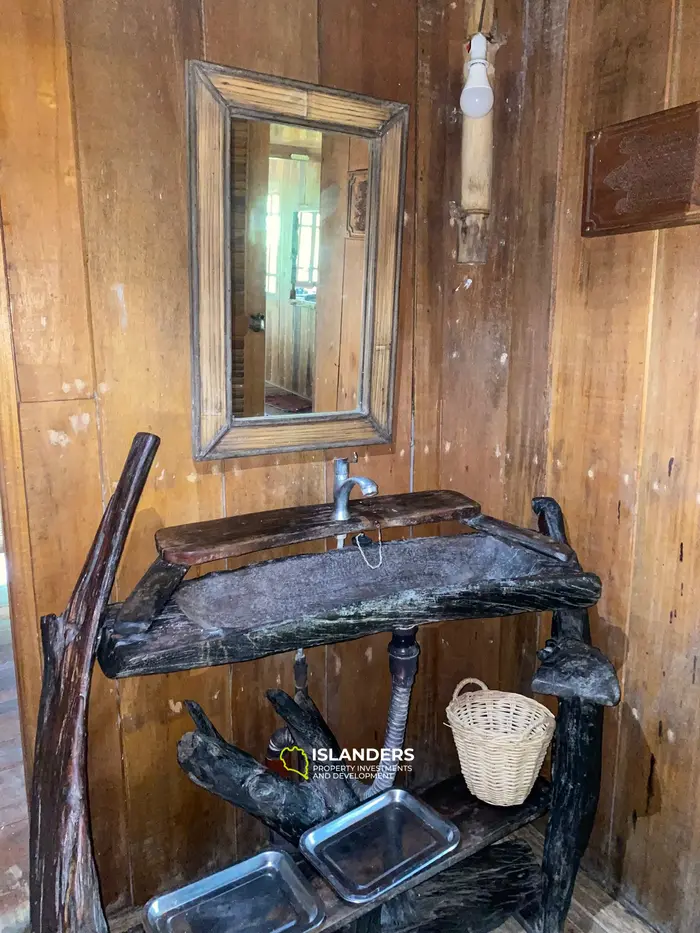 Casa de madera tradicional en un jardín impresionante.