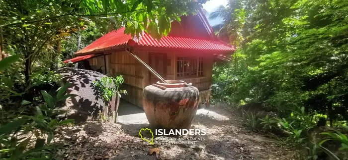 Casa de madera tradicional en un jardín impresionante.