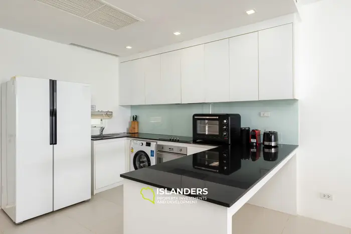 2 bdrm apartment on the second floor with shared pool and sea view