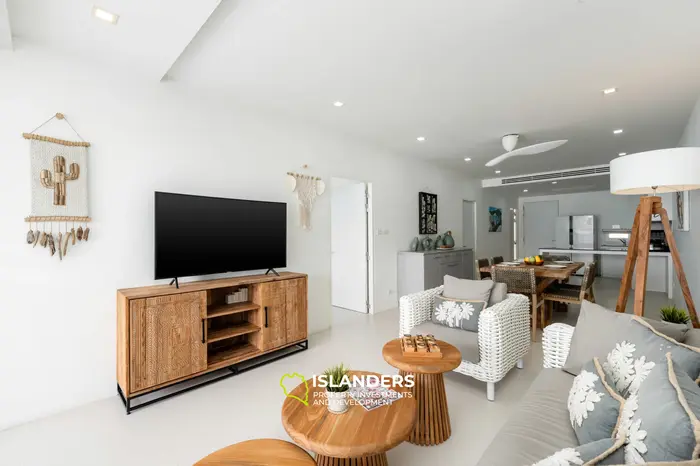2 bdrm apartment on the second floor with shared pool and sea view