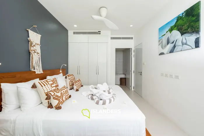 2 bdrm apartment on the second floor with shared pool and sea view