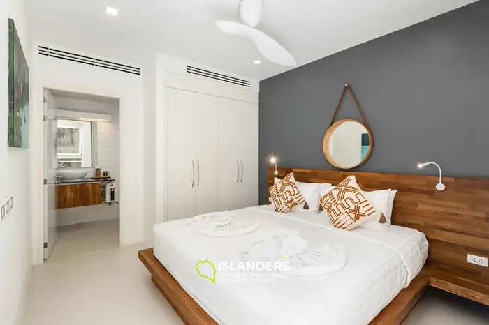 2 bdrm apartment on the second floor with shared pool and sea view