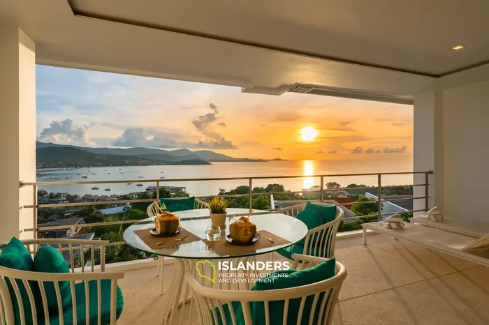 2 bdrm apartment on the second floor with shared pool and sea view