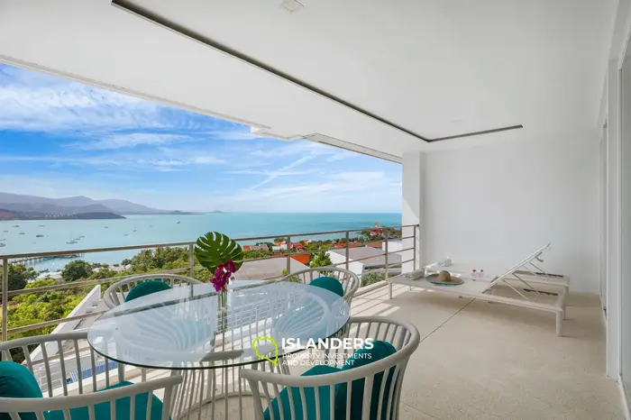 2 bdrm apartment on the second floor with shared pool and sea view