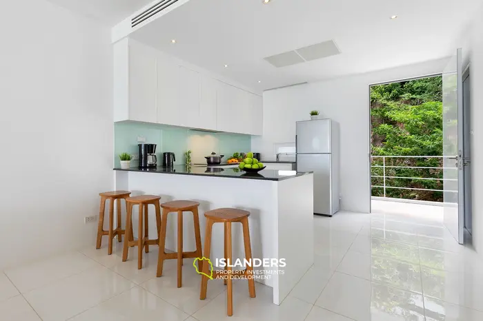 2 bdrm apartment with shared pool and breathtaking sea views from the living room