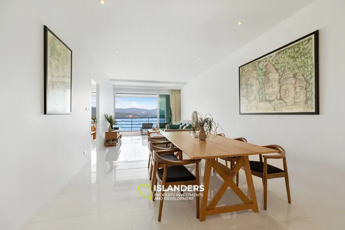 2 bdrm apartment with shared pool and breathtaking sea views from the living room