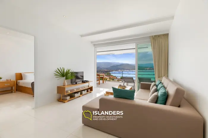 2 bdrm apartment with shared pool and breathtaking sea views from the living room