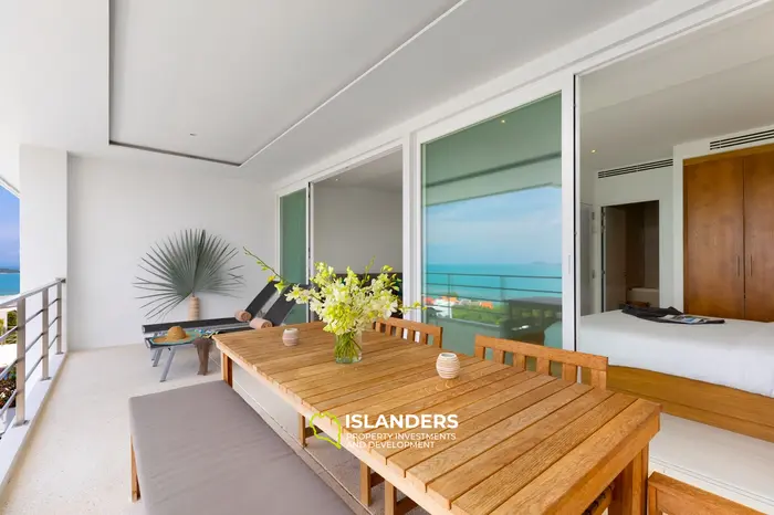 2 bdrm apartment with shared pool and breathtaking sea views from the living room
