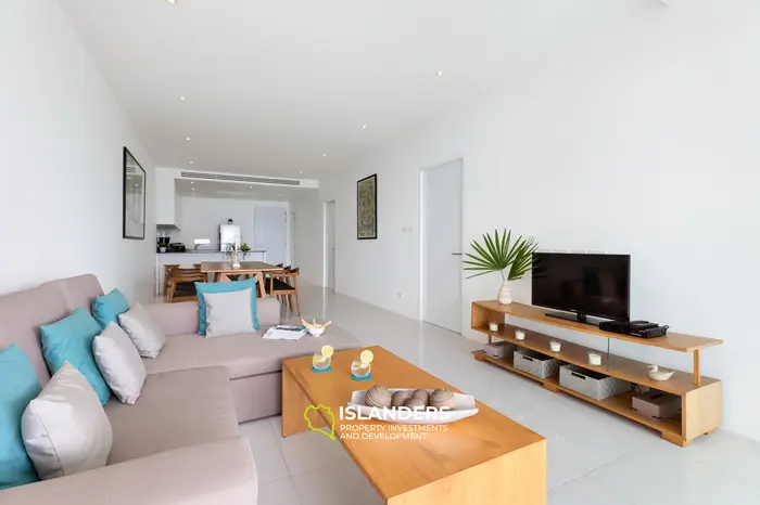 2 bdrm apartment with shared pool and breathtaking sea views from the living room