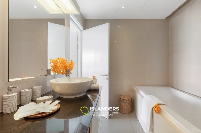 2 bdrm apartment with shared pool and breathtaking sea views from the living room