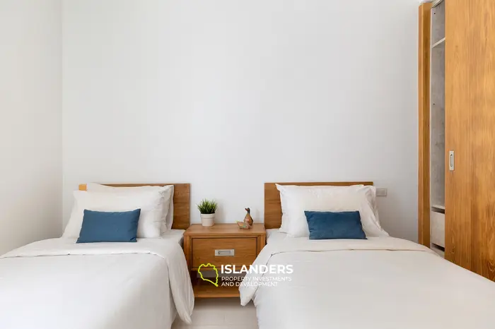 2 bdrm apartment with shared pool and breathtaking sea views from the living room