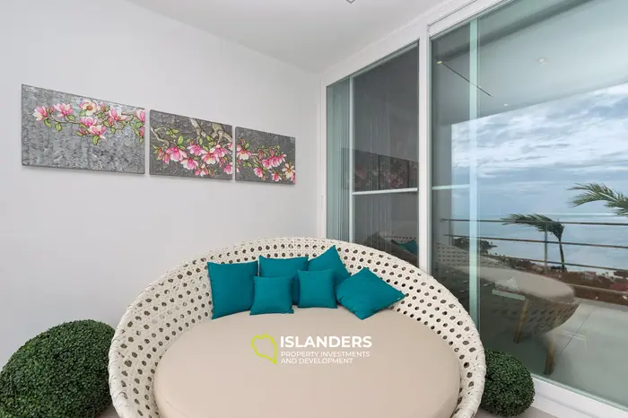 Appartement élégant d'une chambre avec piscine commune et balcon spacieux surplombant la mer.