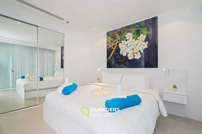 Appartement élégant d'une chambre avec piscine commune et balcon spacieux surplombant la mer.