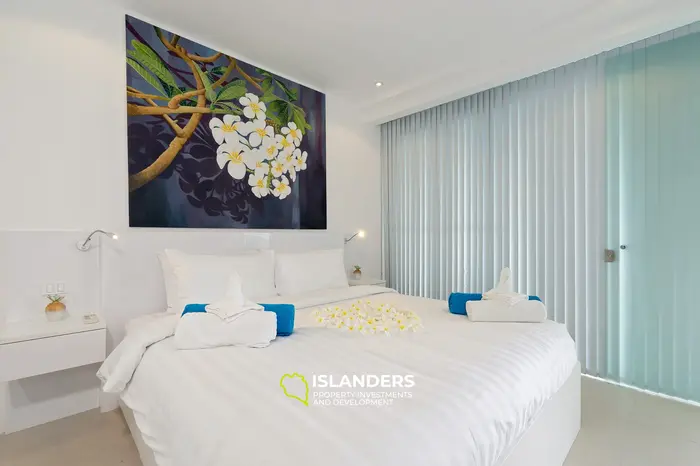 Appartement élégant d'une chambre avec piscine commune et balcon spacieux surplombant la mer.