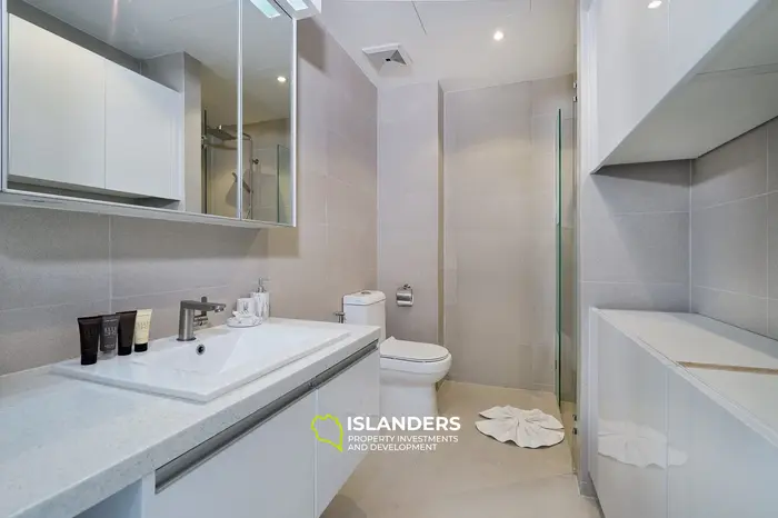 Appartement élégant d'une chambre avec piscine commune et balcon spacieux surplombant la mer.