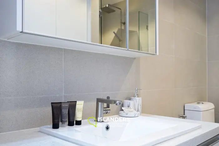 Appartement élégant d'une chambre avec piscine commune et balcon spacieux surplombant la mer.