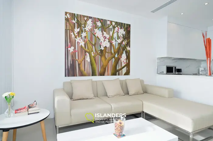 Appartement élégant d'une chambre avec piscine commune et balcon spacieux surplombant la mer.