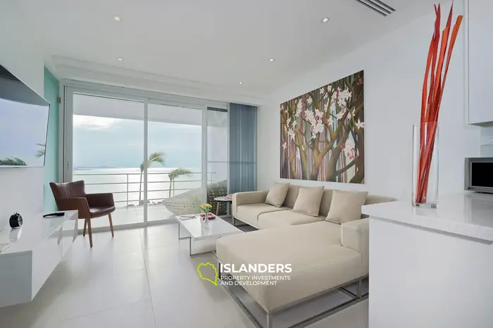 Appartement élégant d'une chambre avec piscine commune et balcon spacieux surplombant la mer.