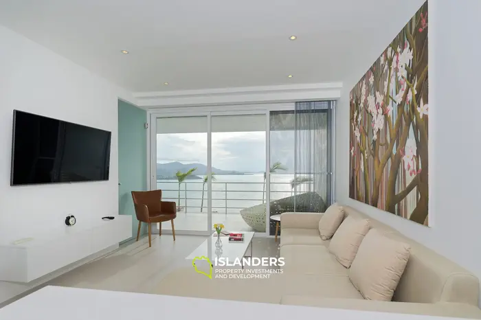 Appartement élégant d'une chambre avec piscine commune et balcon spacieux surplombant la mer.